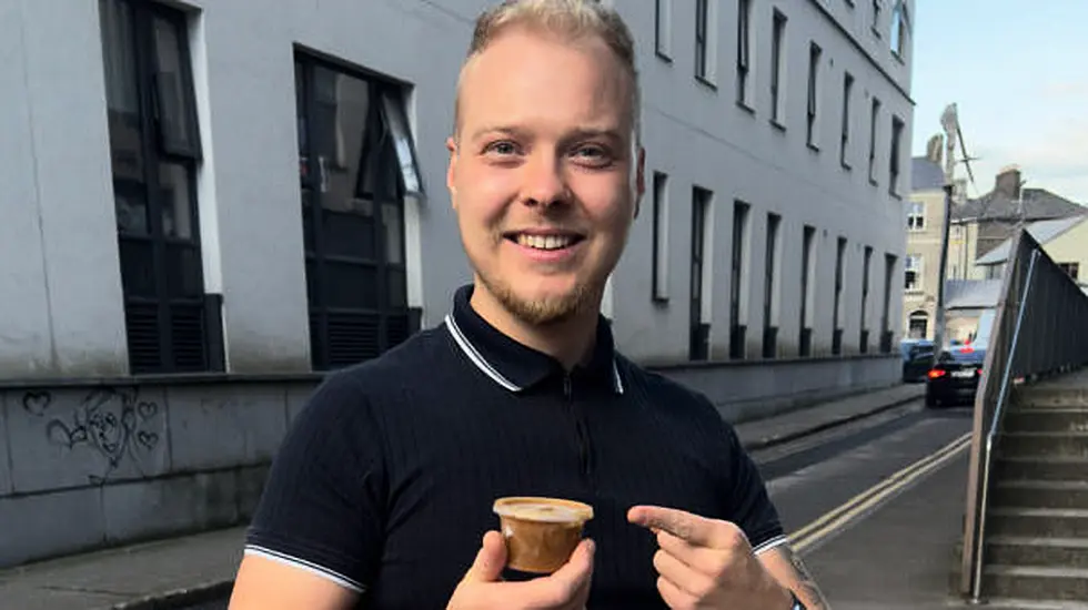 Man Pays €51 On Ebay For One Of The Last Tubs Of Curry From Lennox’s Chipper