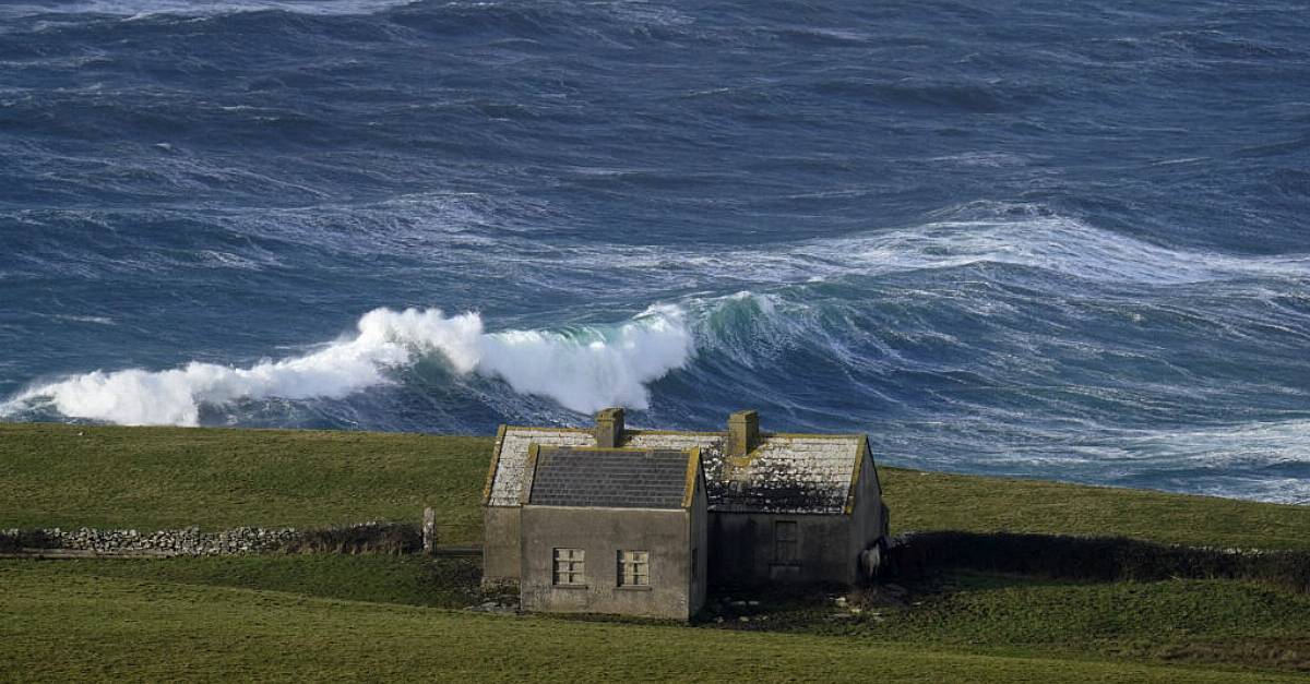 Storm Ashley: Weather warning extended to more counties amid very strong winds | BreakingNews.ie