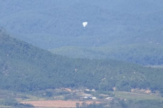 Rubbish Dropped By Balloon Lands On South Korea’s Presidential Compound