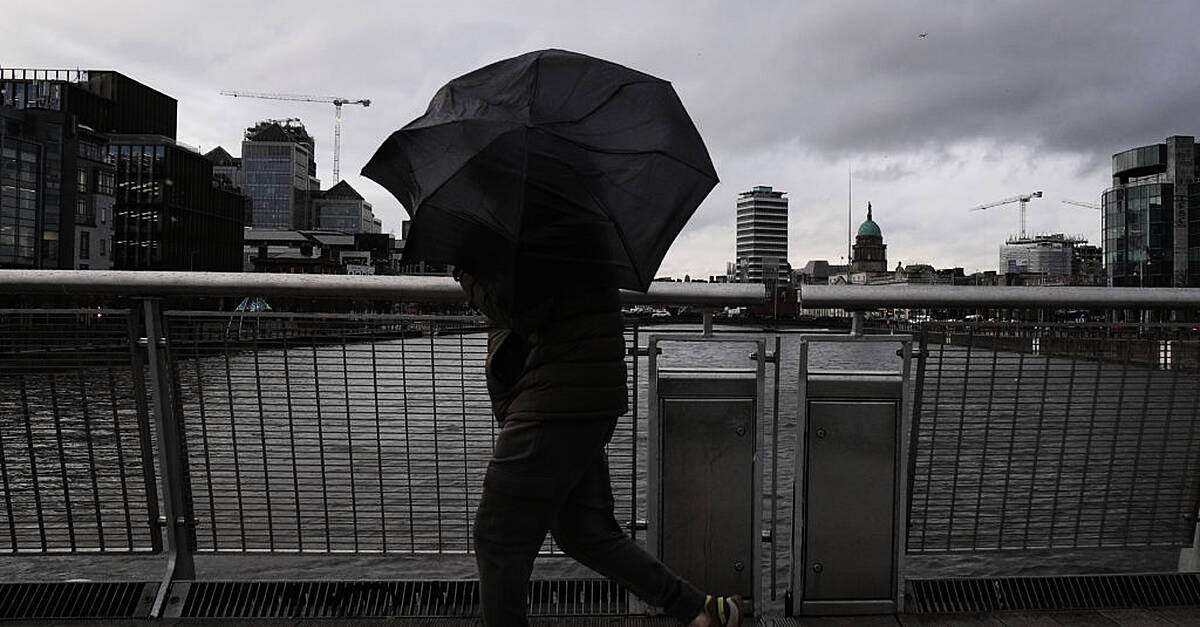 Storm Darragh live: Travel disruption and thousands without power after 140km/h gusts | BreakingNews.ie