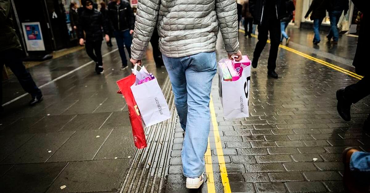 Men rush to shops on December 23rd for last minute Christmas gifts, data shows | BreakingNews.ie