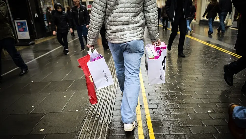 Men Rush To Shops On December 23Rd For Last Minute Christmas Gifts, Data Shows