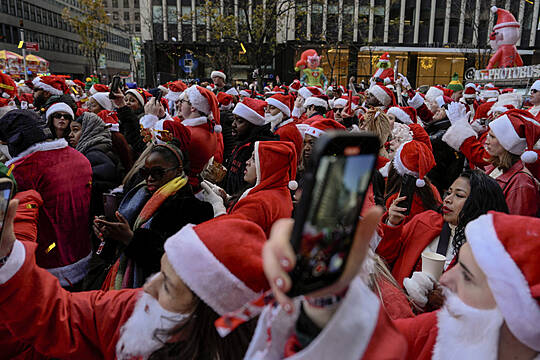 Santas And Grinches Hit The Streets For Annual Santacon Bar Crawls