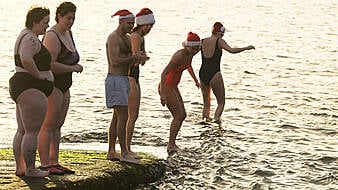 Dubliners Brave ‘Very Cold’ Christmas Sea Swim