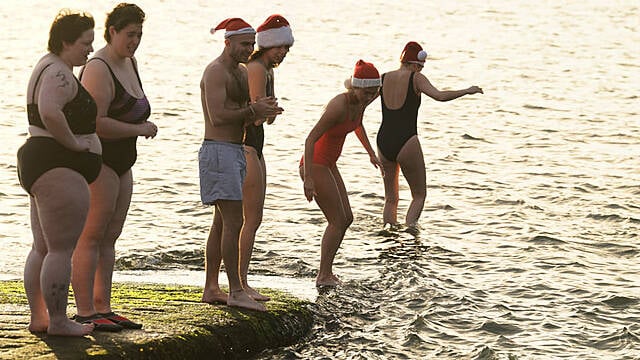 Dubliners Brave ‘Very Cold’ Christmas Sea Swim