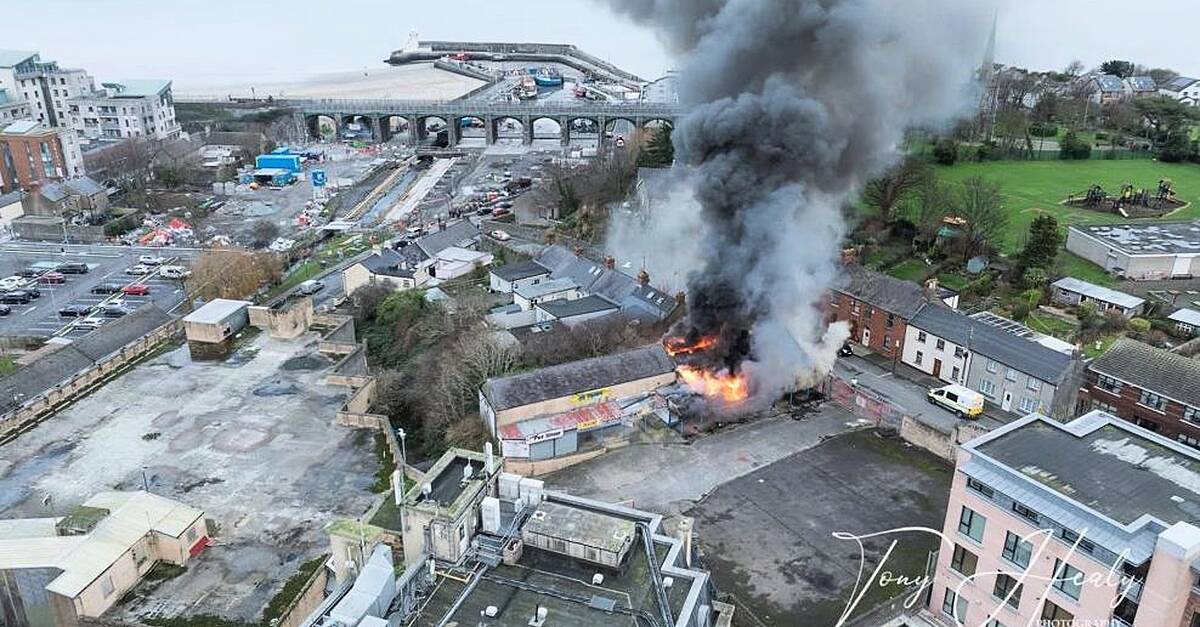 Major fire breaks out at abandoned shopping centre in north Dublin | BreakingNews.ie