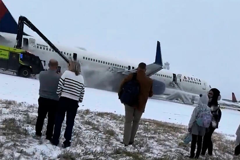 Four Hurt As Delta Plane Aborts Take-Off From Snowy Atlanta Airport