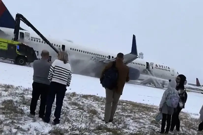 Four Hurt As Delta Plane Aborts Take-Off From Snowy Atlanta Airport