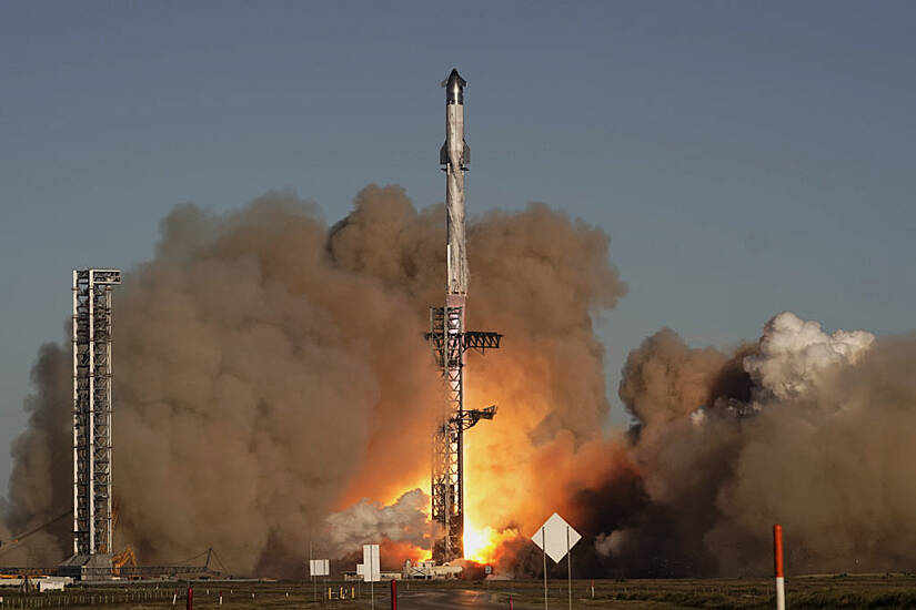 Spacex Loses Spacecraft After Catching Rocket Booster At The Launch Pad