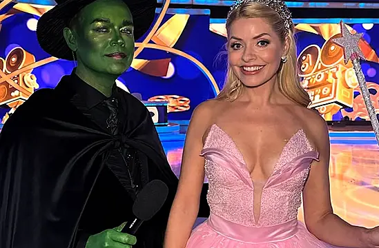 Holly Willoughby Dons Pink For Wicked Style On Dancing On Ice