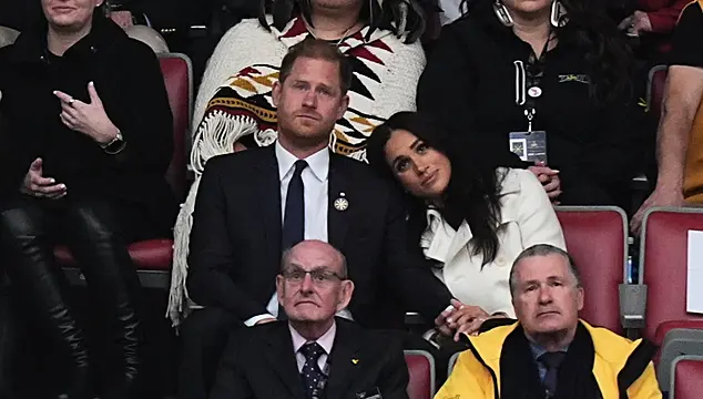 Harry Photobombs Selfie With Meghan And Nelly Furtado At Invictus Games Ceremony