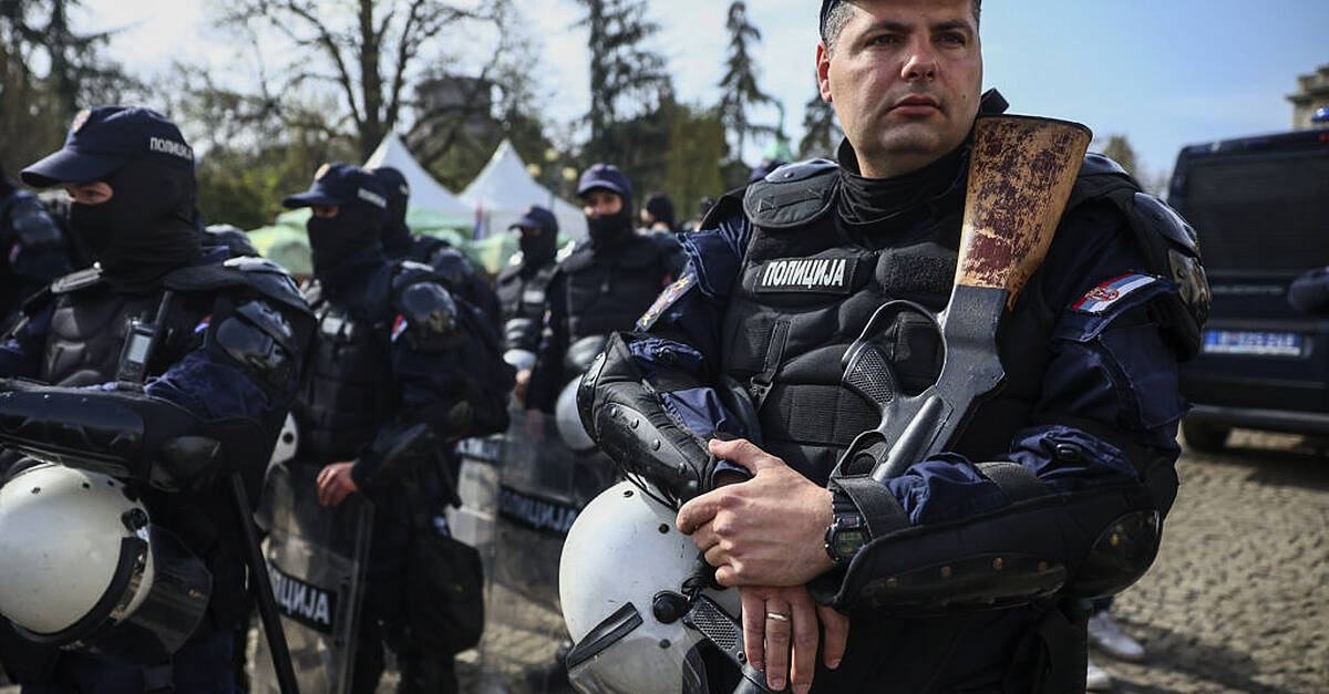 Капиталите на Сърбия за основно антиправителствено митинг, когато напрежението се монтира 