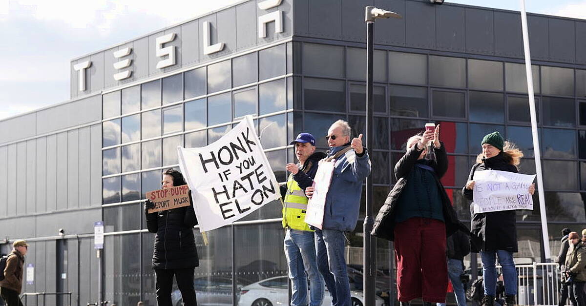 Protesters gathered outside London Tesla dealership call for boycott