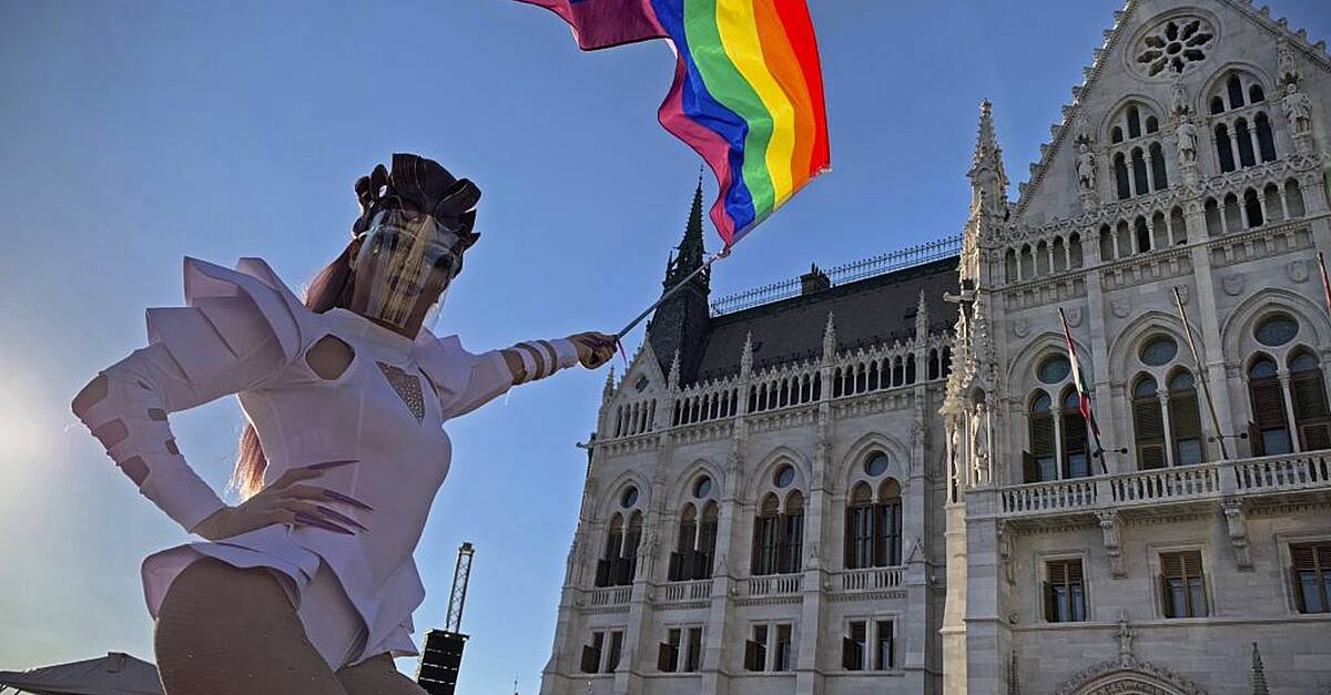 Парламентът на Унгария приема закон, забраняващ събитията на Pride 