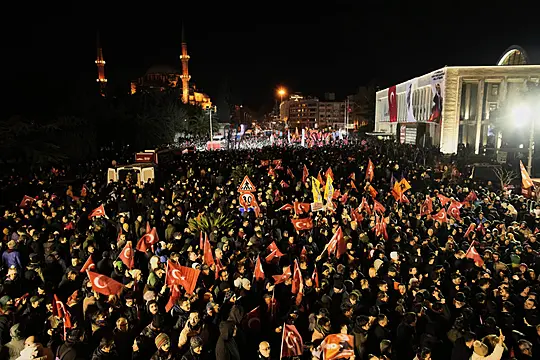 Thousands Rally Outside Istanbul City Hall For Second Night Over Mayor’s Arrest