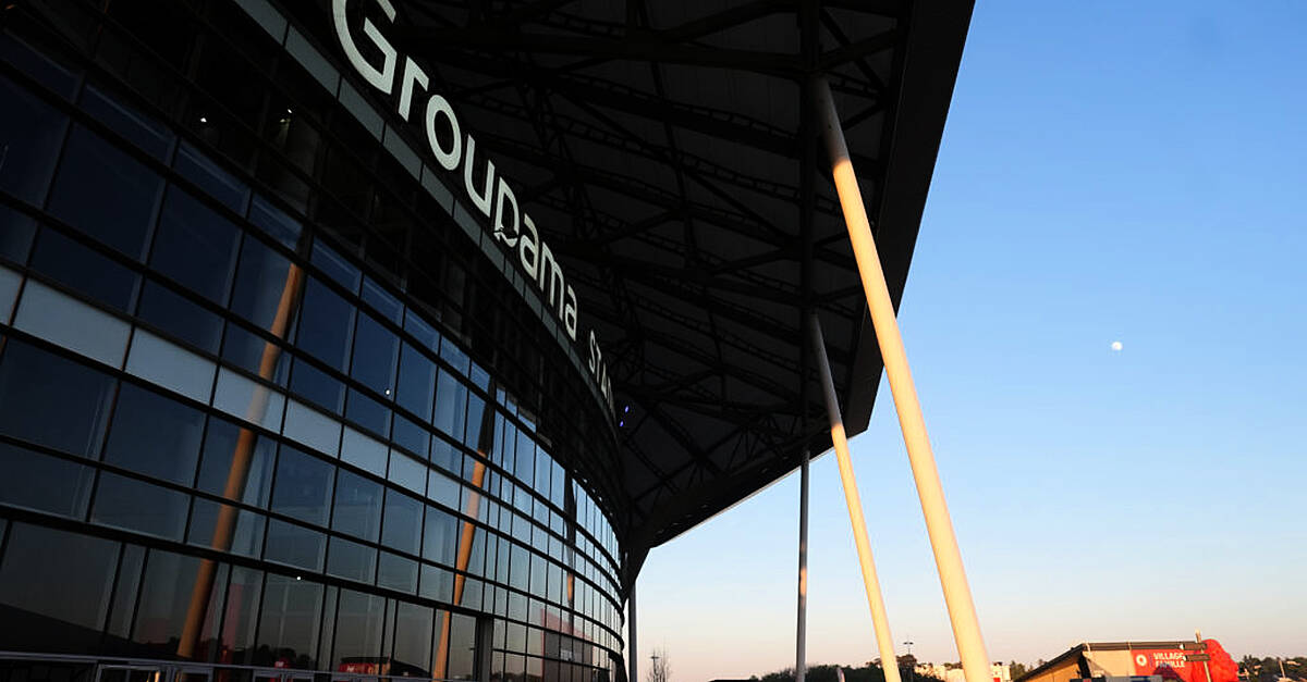 Man Utd look into treatment of fans in Lyon following travel issues and tear gas