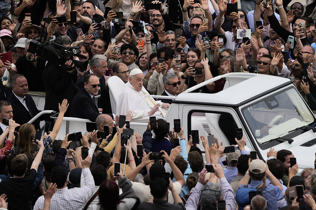 Pope Francis delights Vatican crowd with Easter Sunday popemobile tour