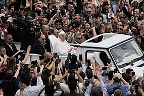 Pope Francis Delights Vatican Crowd With Easter Sunday Popemobile Tour