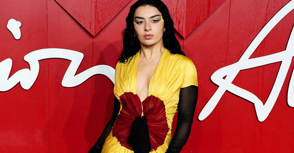 Charli XCX дразни „Различен вид лято“ в Coachella 