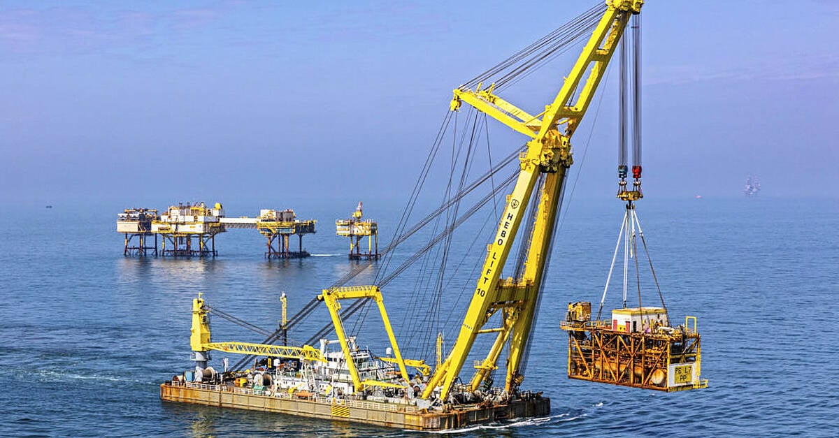 Един от най мощните морски кранове в Европа който умря