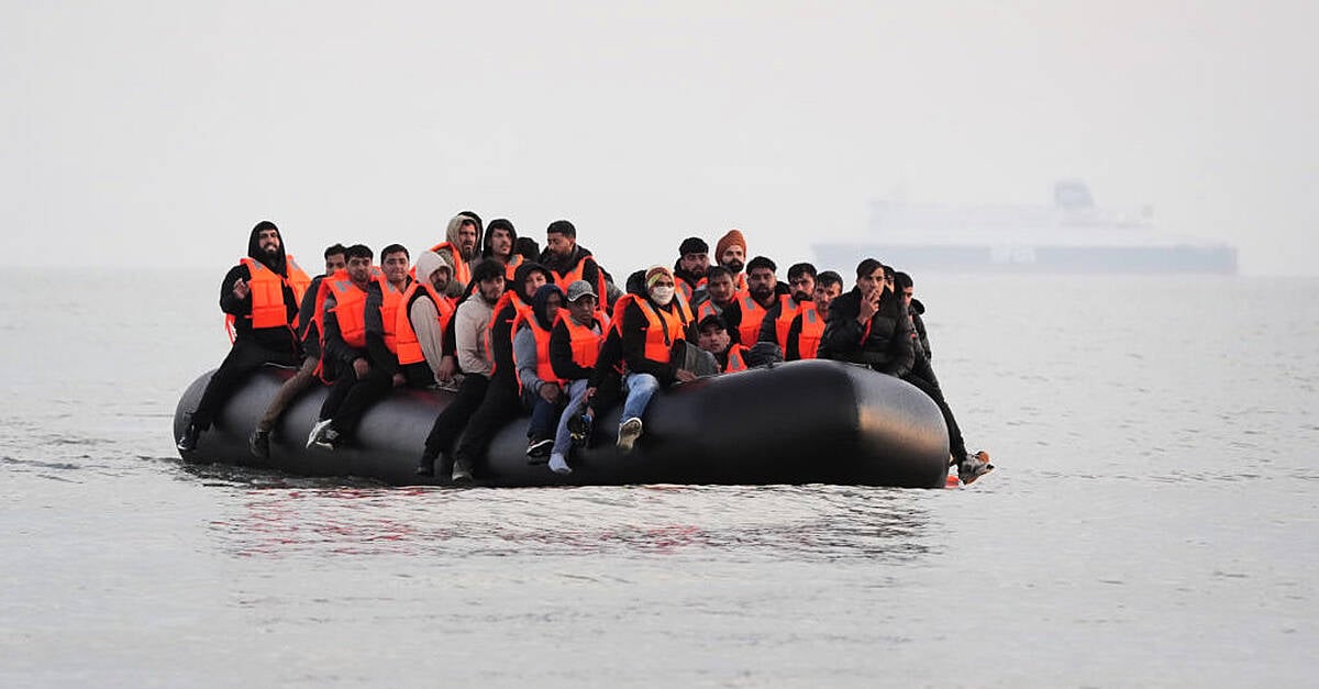 Hundreds of migrants cross English Channel in small boats