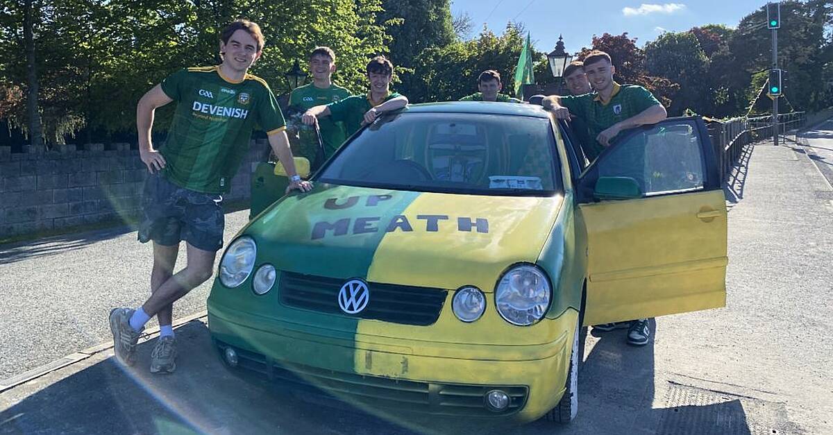 Феновете на Meath Spray Paint Car в кралските цветове преди финала на Leinster 