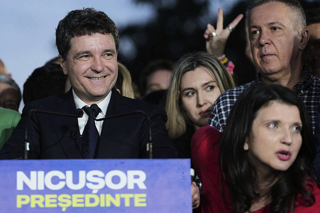 Pro-western mayor Dan takes early lead in presidential election runoff