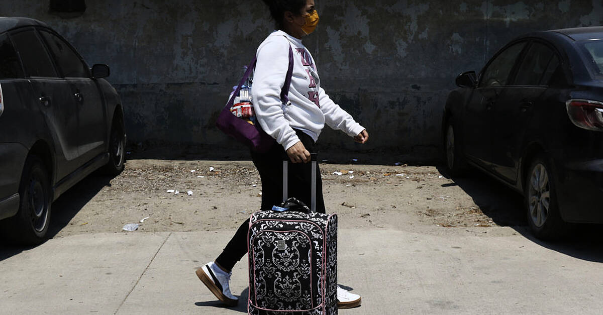 US sends migrants back to Honduras and Colombia in first voluntary deportation