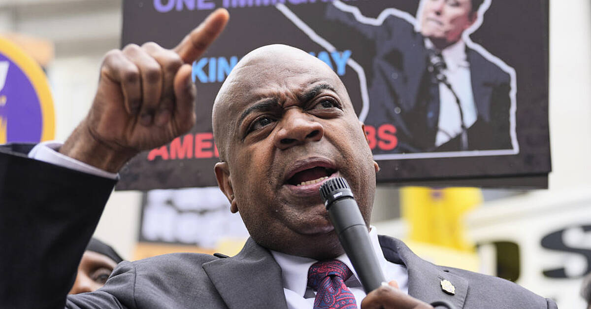 Newark mayor sues federal prosecutor after arrest at immigration detention site