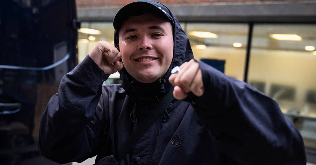 Kneecap ‘plasters’ London with message of support for group member due in court