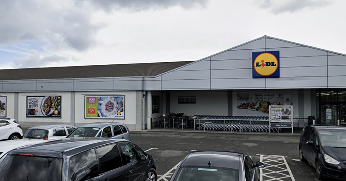 Човек, който караше с мениджъра на Lidl на капака на автомобила след касата, избягва затвора 