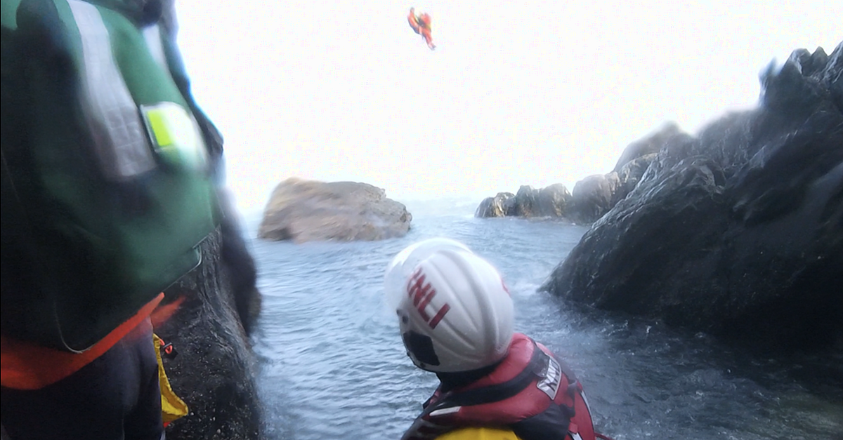 Гледайте: Howth Beast Guard извършва спасява, след като Teen пада от Cliff 