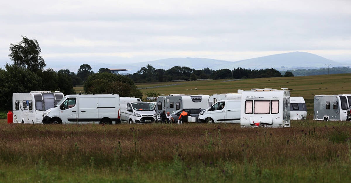 Повечето от Carvans лагеруваха на равнината на Curragh все още там, съдебните изслушва 