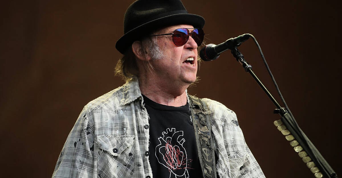 Заглавието на Neil Young Glastonbury, заглавие, за да бъде излъчен на живо по BBC след завой 