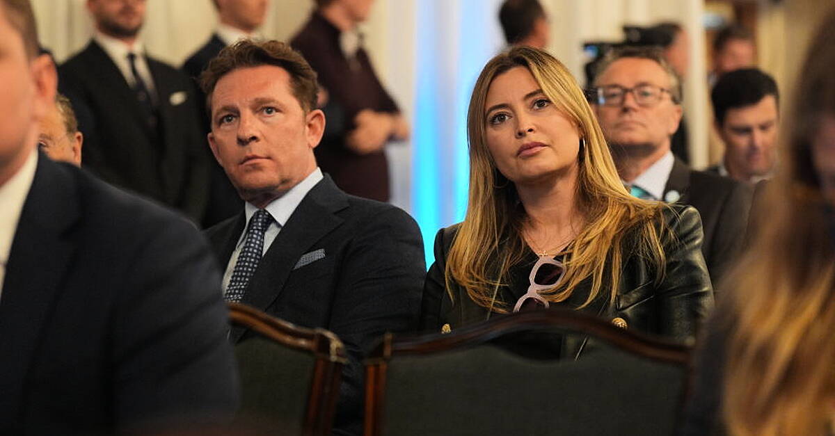 Holly Valance Splits от милиардера Ник Канди-Доклади 