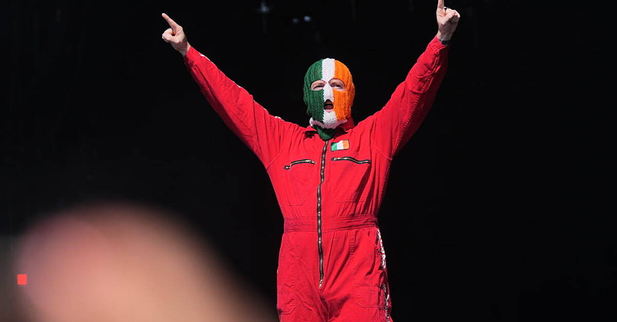 Полицията, която оценява видеоклипове на Kneecap и Glastonbury изпълнения на Bob Vylan 