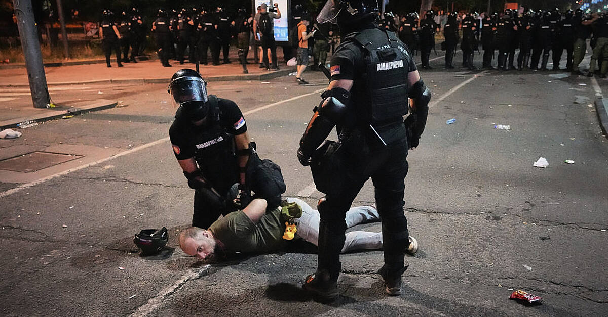 Президентът на Сърбия обявява повече арести след протест срещу правителството 