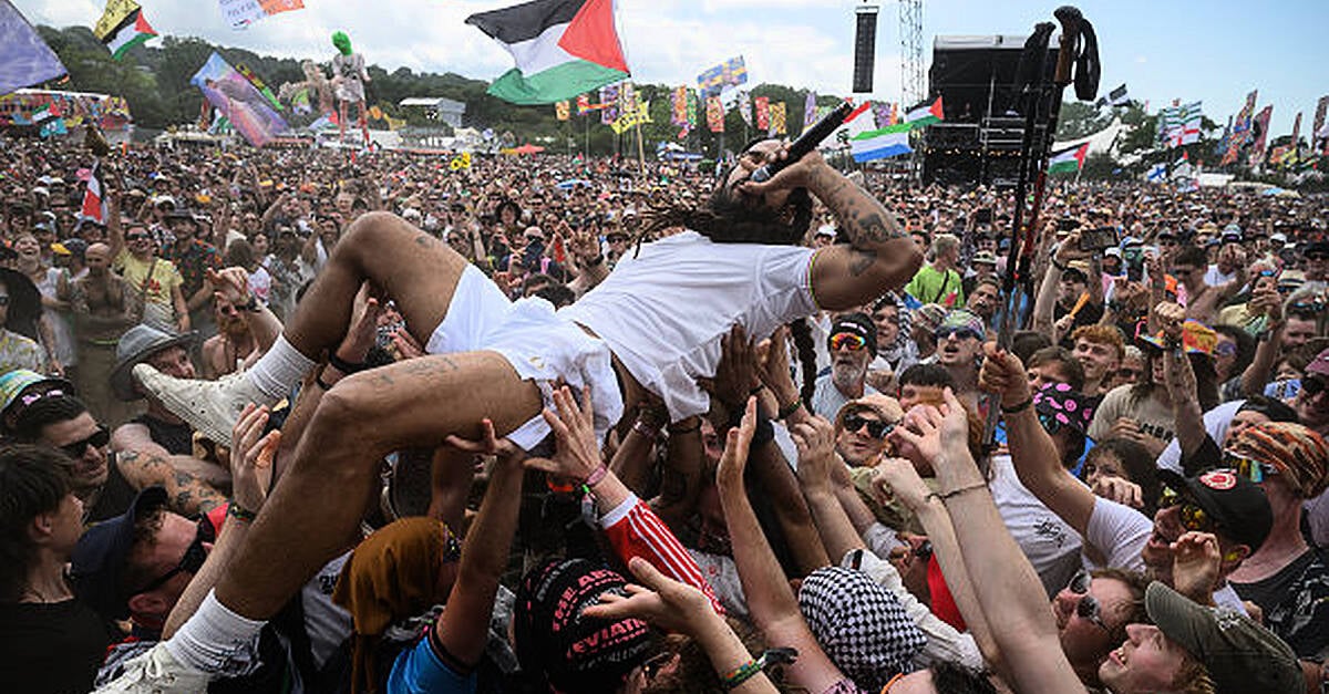 BBC под натиск на фона на критика на „Смъртта за песнопенията на IDF“ в Glastonbury 