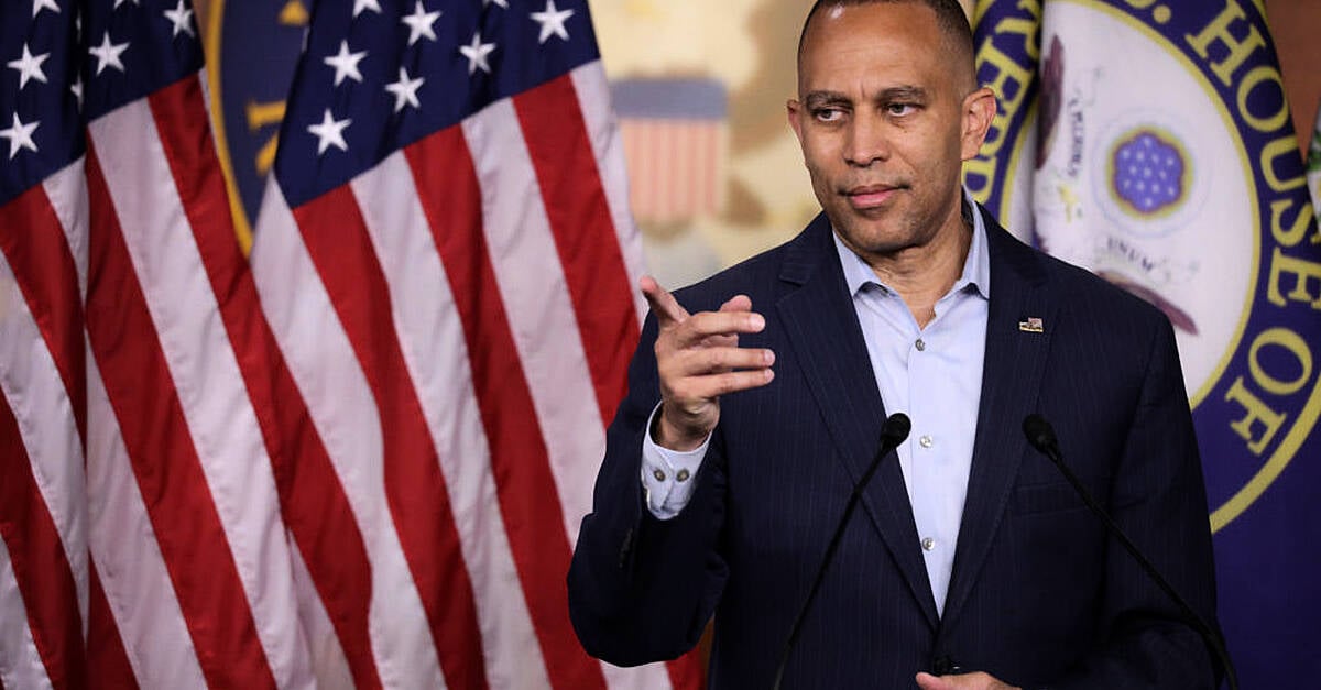 Hakeem Jeffries поставя рекордни рекорди с реч от 8 и половина, преди да гласува за данъчната сметка на Тръмп 