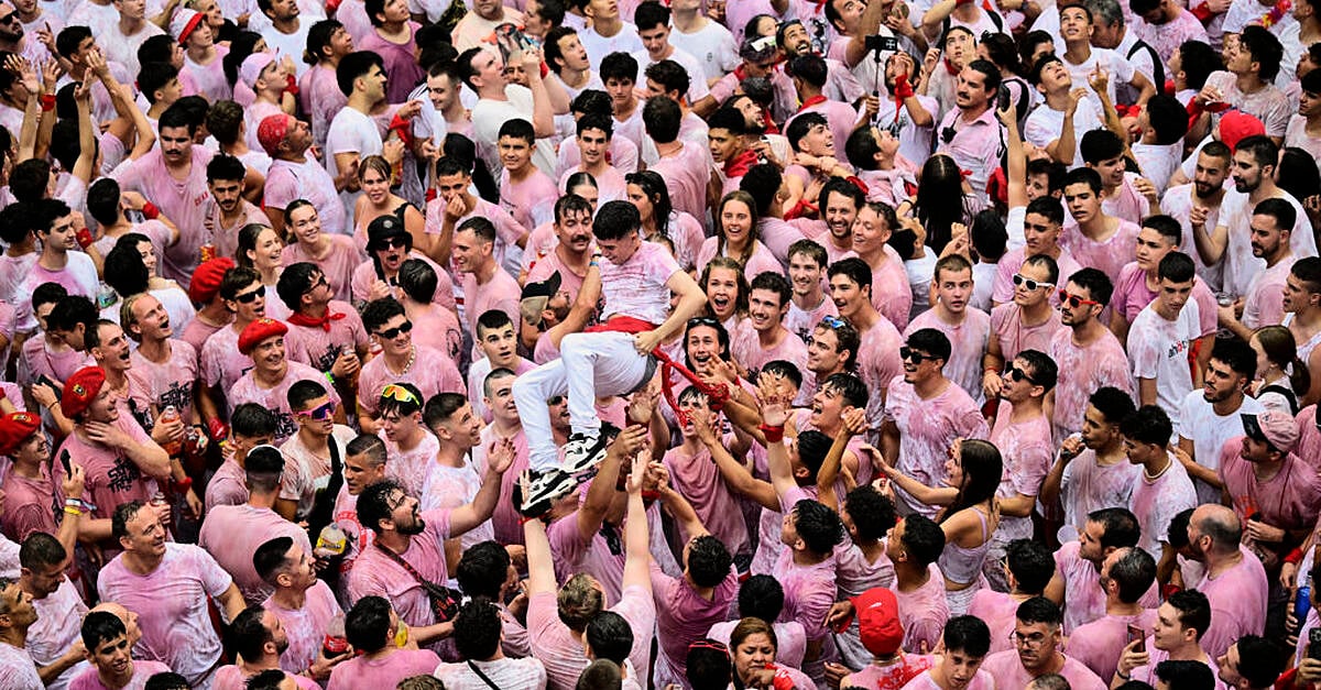 Pamplona привлича хиляди разкривачи за фестивал, управляван от бикове 