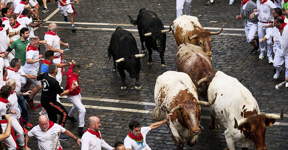 Pamplona провежда откриване на Bull Run по време на фестивала на Сан Фермин в Испания 
