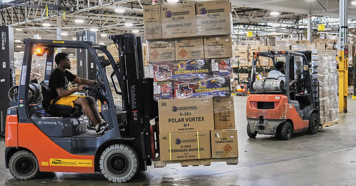 Trump threatens 25% tax on goods imported from Japan and South Korea