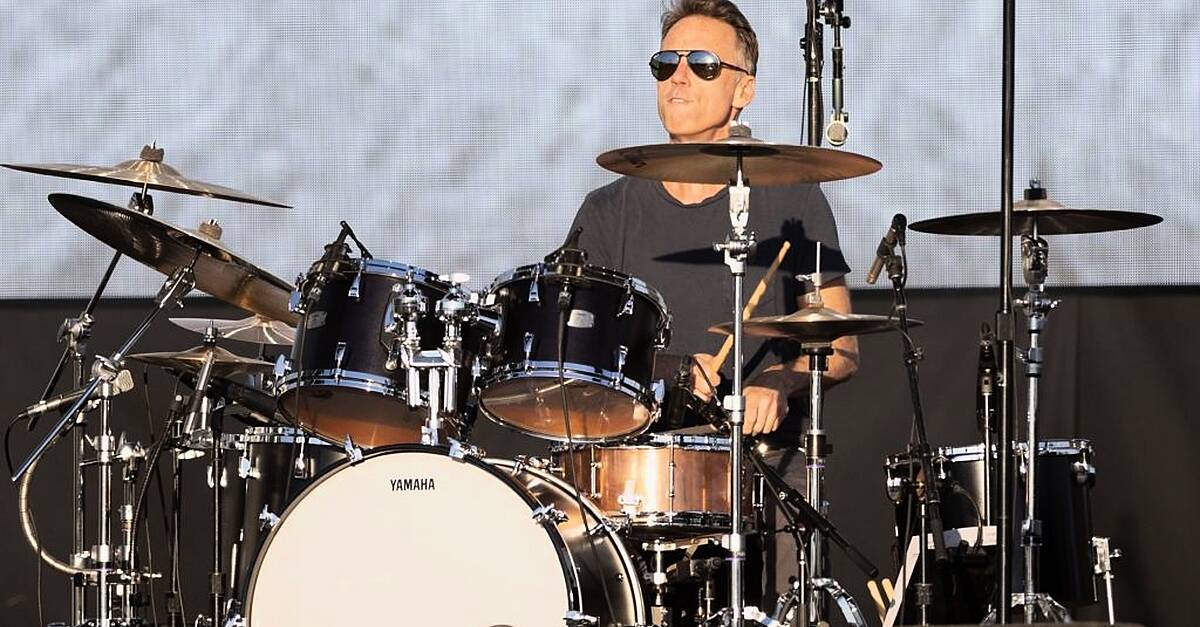 Барабанистът на Pearl Jam Мат Камерън се оттегля от групата след 27 години 