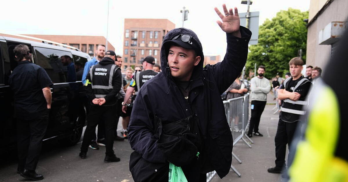 Феновете на колене на Glasgow Gig Rally около трио след фестивален слот от отменени 