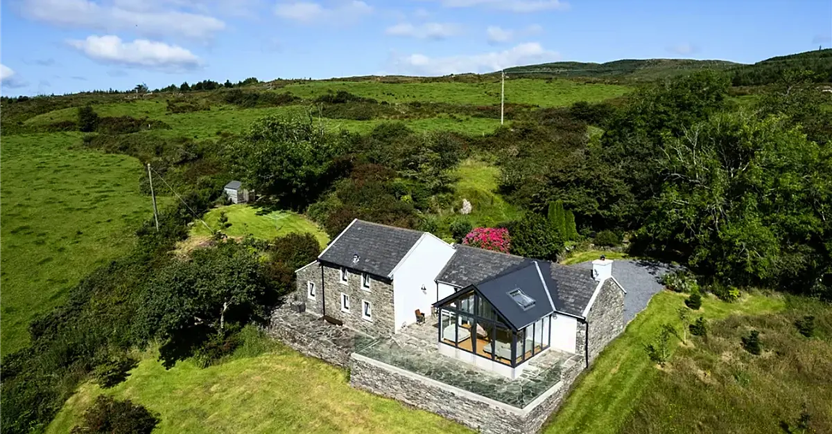 Ремонтирана селска къща West Cork с метещи крайбрежни гледки на пазара за 475 000 евро 