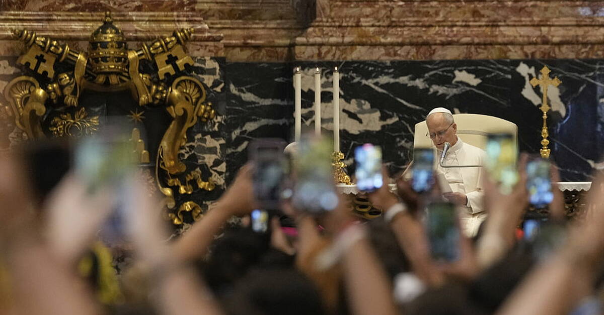 Rock star welcome for Pope who poses for selfies at Catholic influencer ...