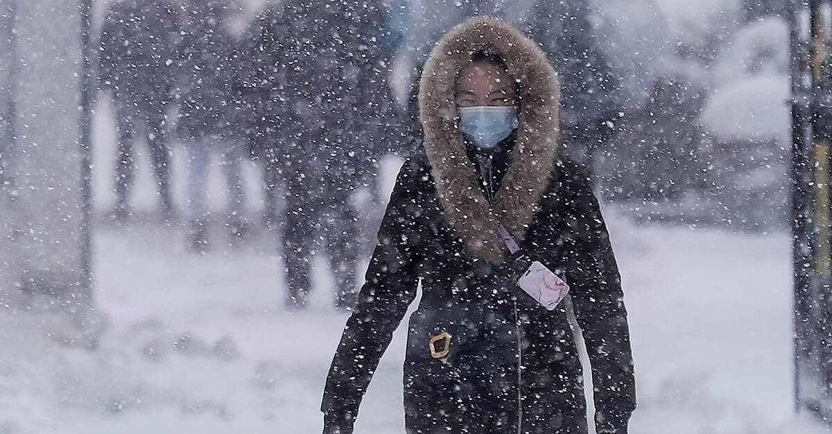 Travel ban and blizzard warnings as major storm hits north-east US