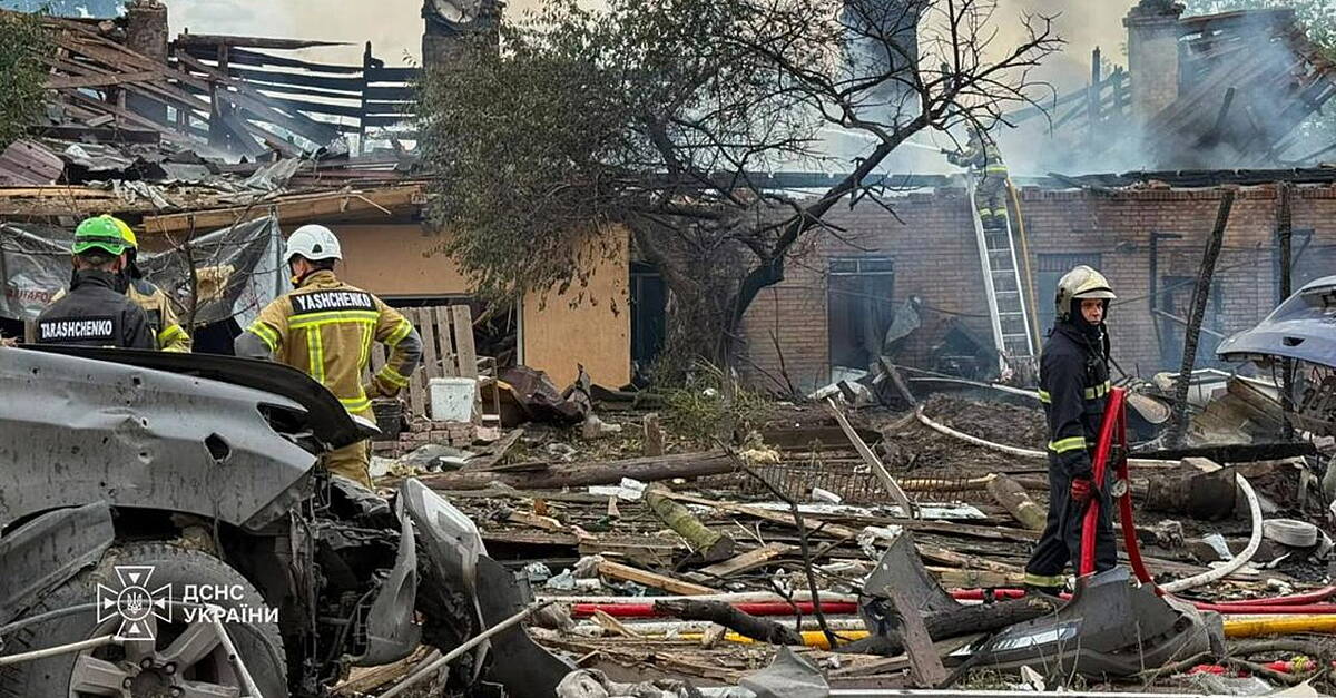 Russian Singer Russian missile strike kills 10 after Zelensky hosts US company making ...