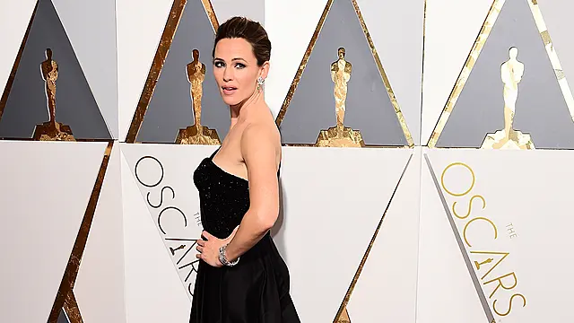 Jennifer Garner Shows Off Carpentry Skills To Create Home Dunk Tank