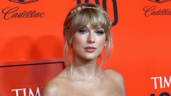 Taylor Swift’s Folklore Sells Over 1.3 Million Copies In 24 Hours, Label Says